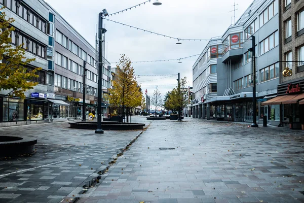 Коувола, Финляндия - 12 октября 2019 года: Улица Мански в тёмный дождливый осенний день — стоковое фото