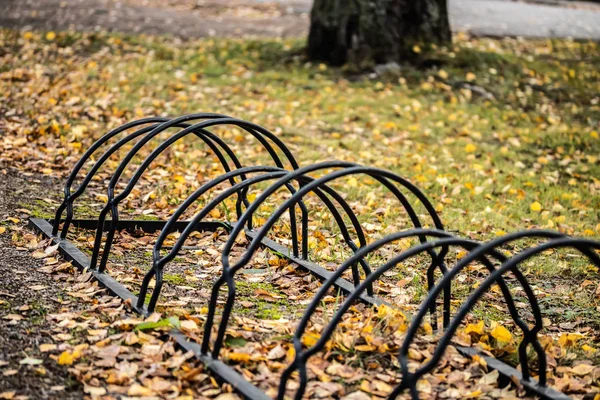 가을 공원에 있는 자전거 주차용 금속판 — 스톡 사진
