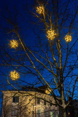 Kouvola, Finlandiya - 30 Kasım 2019: Kouvola 'nın merkez parkında akşam ışığı aydınlatmalı Noel süslemeleri.