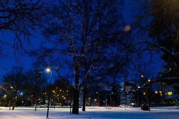 Kouvola, Finlandia - 30 de noviembre de 2019: Decoraciones navideñas en el parque central de Kouvola con iluminación nocturna . —  Fotos de Stock