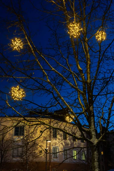 Kouvola, Finsko - 30. listopadu 2019: Vánoční ozdoby v centrálním parku Kouvola s večerním osvětlením. — Stock fotografie