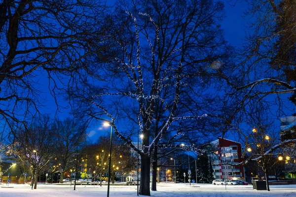 Kouvola, Finsko - 30. listopadu 2019: Vánoční ozdoby v centrálním parku Kouvola s večerním osvětlením. — Stock fotografie