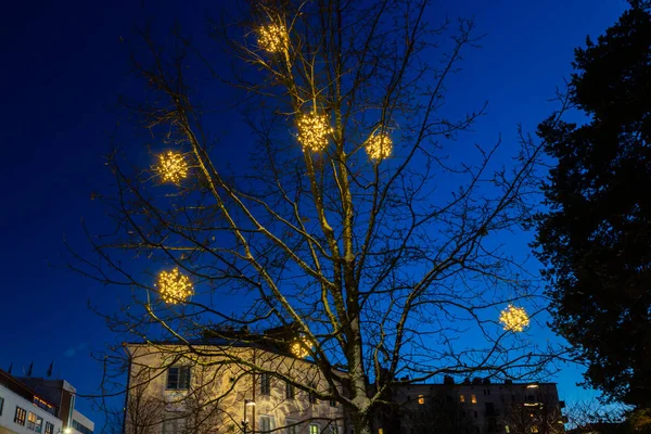 Kouvola, Finlandia - 30 de noviembre de 2019: Decoraciones navideñas en el parque central de Kouvola con iluminación nocturna . —  Fotos de Stock