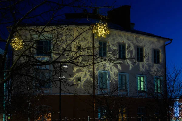 Kouvola, Finsko - 30. listopadu 2019: Vánoční ozdoby v centrálním parku Kouvola s večerním osvětlením. — Stock fotografie