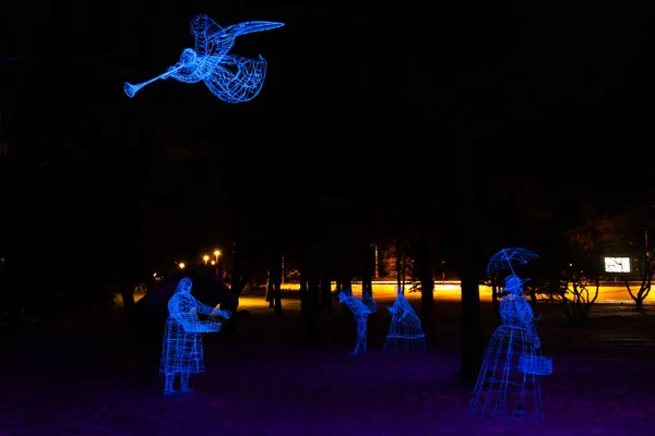 Kouvola, Finlandia - 30 novembre 2019: Figure luminose di personaggi nel parco invernale di notte . — Foto Stock