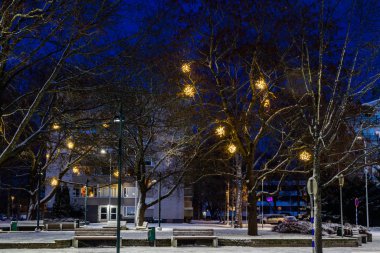 Kouvola 'nın merkez parkında akşam ışığı ile süslenmiş Noel süslemeleri..