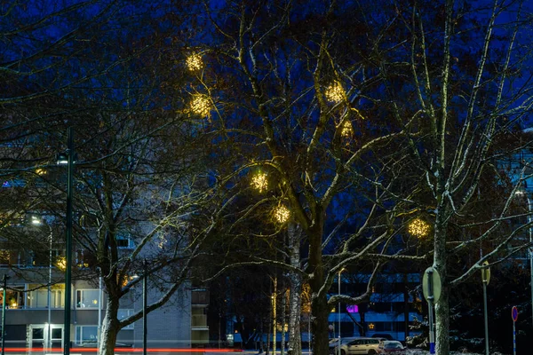 Kouvola 'nın merkez parkında akşam ışığı ile süslenmiş Noel süslemeleri.. — Stok fotoğraf