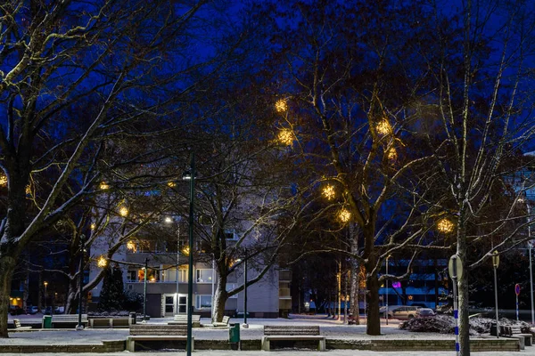 Vánoční dekorace v centrálním parku Kouvola s večerním osvětlením. — Stock fotografie