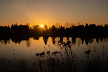 Kışın Kymijoki nehrinde güzel bir günbatımı, Finlandiya.