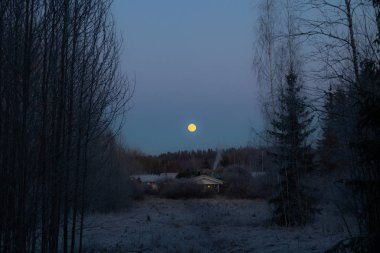 Eski ev ve dolunaylı kırsal alan.