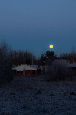 Eski ev ve dolunaylı kırsal alan.
