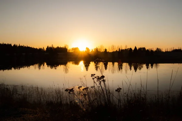 Hermosa puesta de sol en el río Kymijoki en invierno, Finlandia . — Foto de Stock