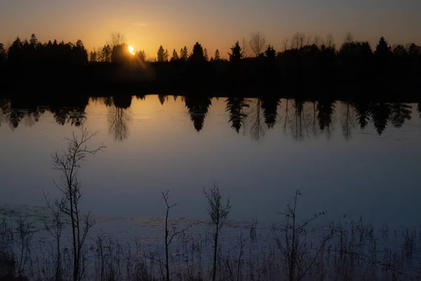 Belo pôr do sol no rio Kymijoki no inverno, Finlândia . — Fotografia de Stock