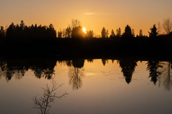 Belo pôr do sol no rio Kymijoki no inverno, Finlândia . — Fotografia de Stock