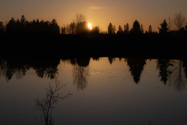 Гарний захід сонця на річці Кіміхокі взимку (Фінляндія).. — стокове фото