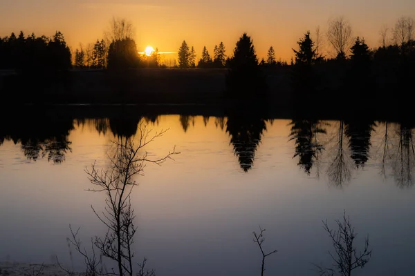 Belo pôr do sol no rio Kymijoki no inverno, Finlândia . — Fotografia de Stock