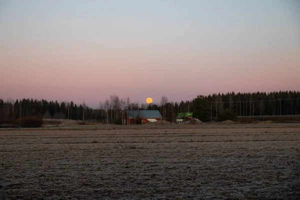 Paisaje rural con casa antigua y luna llena — Foto de Stock