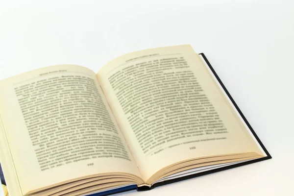 Offenes Buch mit verschwommenem Text auf weißem Hintergrund — Stockfoto