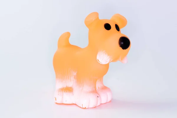 Figurinha de brinquedo de cachorro laranja no fundo branco — Fotografia de Stock