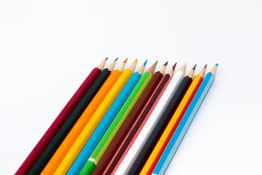 Renk kalemleri beyaz arkaplanda izole edildi