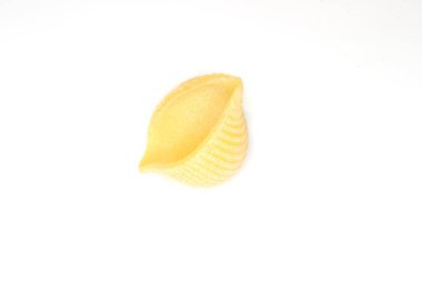 Beyaz arkaplanda izole edilmiş bir konchiglie makarna