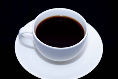 Siyah arka planda beyaz kahve.