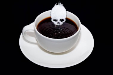 sağlıksız beyaz şeker kavramı. Kürek kaşık şeker ve siyah kahve ile