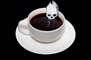 sağlıksız beyaz şeker kavramı. Kürek kaşık şeker ve siyah kahve ile