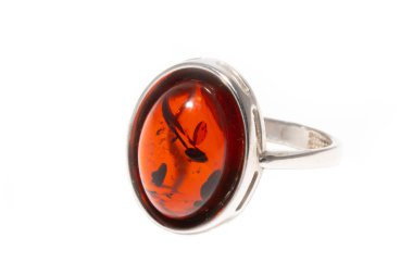 İçinde kehribar ve böcek olan güzel gümüş bir yüzük beyaz arka planda izole edilmiş.