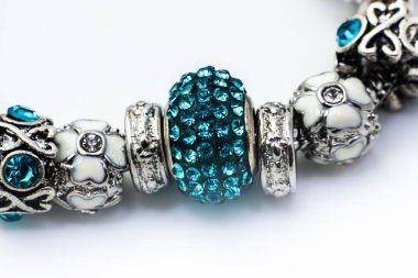 Beyaz arka planda izole edilmiş tılsımlı güzel bilezikler.