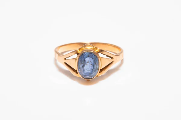 Hermoso anillo dorado antiguo con gemas púrpuras aisladas sobre fondo blanco — Foto de Stock