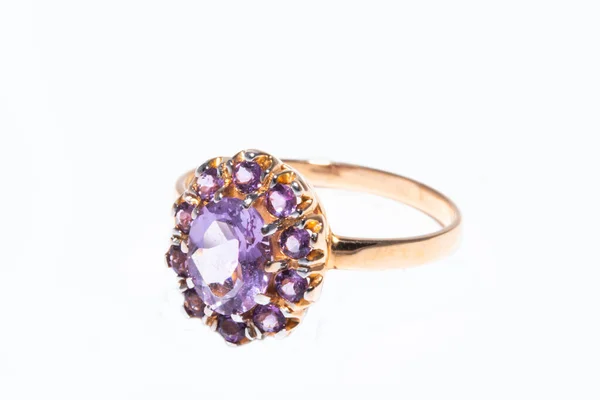 Hermoso anillo dorado con gema púrpura aislada sobre fondo blanco —  Fotos de Stock