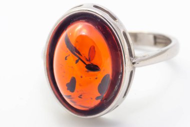 İçinde kehribar ve böcek olan güzel gümüş bir yüzük beyaz arka planda izole edilmiş.