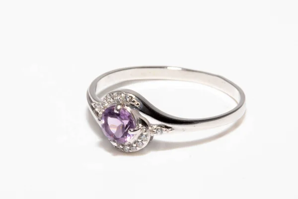 Hermoso anillo de plata con piedra preciosa púrpura aislada sobre fondo blanco —  Fotos de Stock