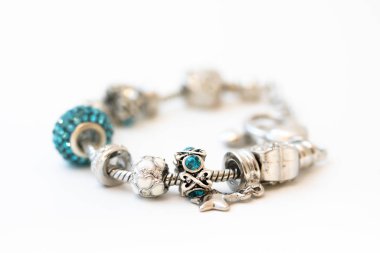 Beyaz arka planda izole edilmiş tılsımlı güzel bilezikler.