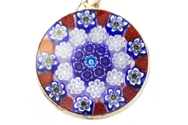 Beau pendentif en verre murano isolé sur fond blanc — Photo