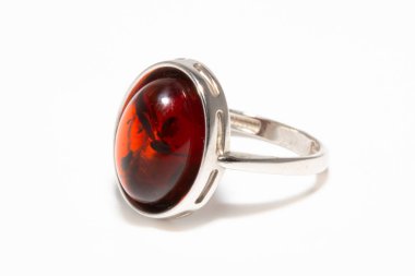 İçinde kehribar ve böcek olan güzel gümüş bir yüzük beyaz arka planda izole edilmiş.