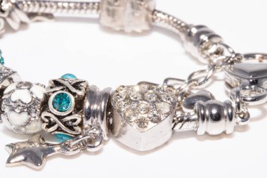 Beyaz arka planda izole edilmiş tılsımlı güzel bilezikler.