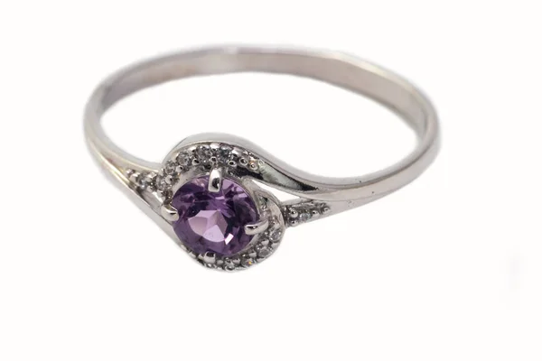 Hermoso anillo de plata con piedra preciosa púrpura aislada sobre fondo blanco —  Fotos de Stock