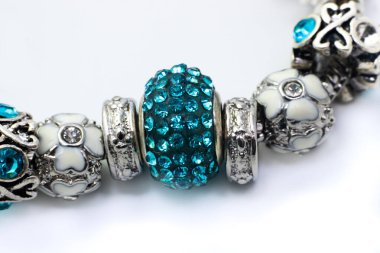 Beyaz arka planda izole edilmiş tılsımlı güzel bilezikler.