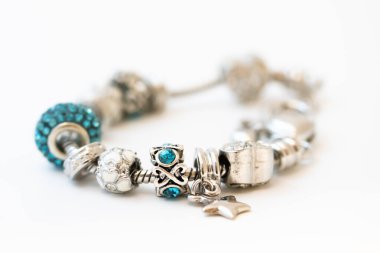 Beyaz arka planda izole edilmiş tılsımlı güzel bilezikler.