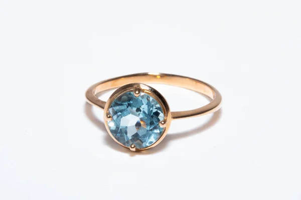 Hermoso anillo dorado antiguo con gemas azules aisladas sobre fondo blanco —  Fotos de Stock