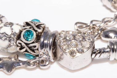 Beyaz arka planda izole edilmiş tılsımlı güzel bilezikler.