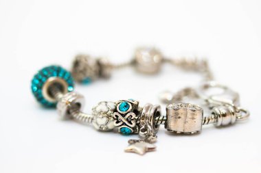 Beyaz arka planda izole edilmiş tılsımlı güzel bilezikler.