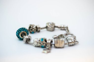 Beyaz arka planda izole edilmiş tılsımlı güzel bilezikler.