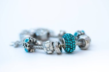 Beyaz arka planda izole edilmiş tılsımlı güzel bilezikler.