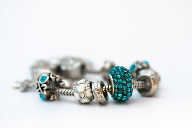 Beyaz arka planda izole edilmiş tılsımlı güzel bilezikler.