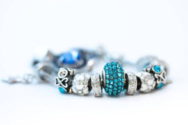 Beyaz arka planda izole edilmiş tılsımlı güzel bilezikler.