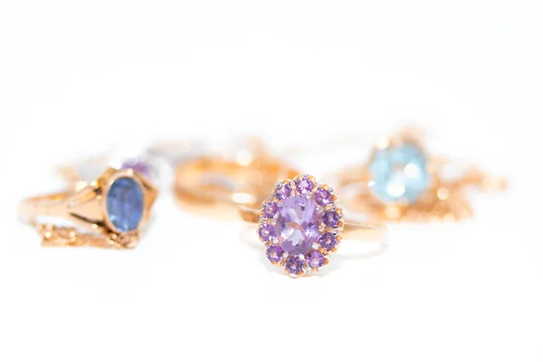 Kollektion av smycken med vackra gyllene ring med lila sten isolerad på vit bakgrund — Stockfoto