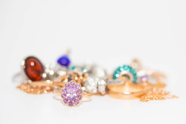 Colección de joyas con hermoso anillo dorado con piedra púrpura aislada sobre fondo blanco — Foto de Stock
